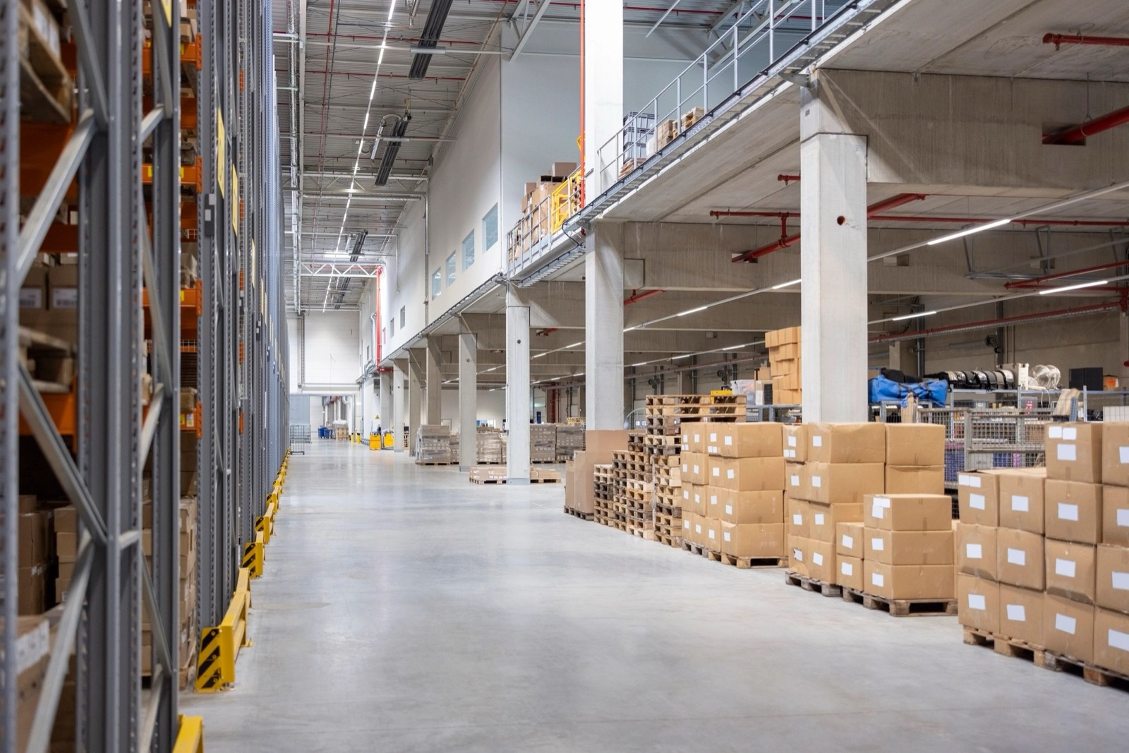 Cajas de material listas para distribución en bodega