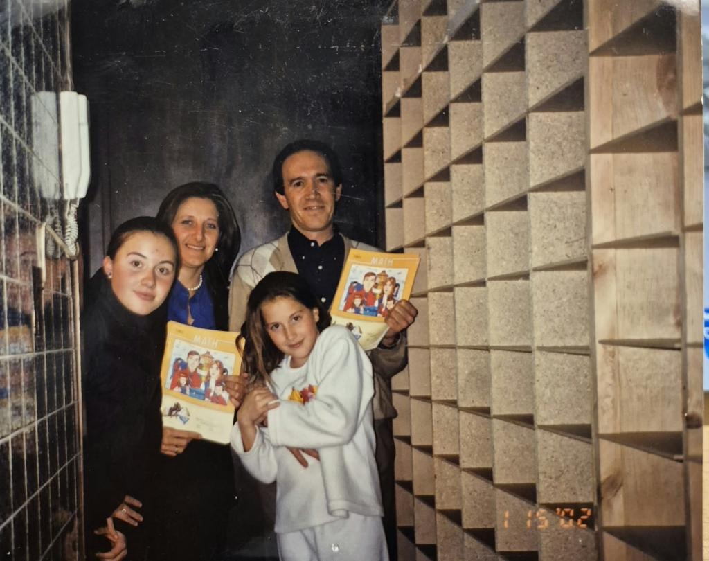 La familia Farrés Barroso con libros A.C.E. en la primera bodega en México